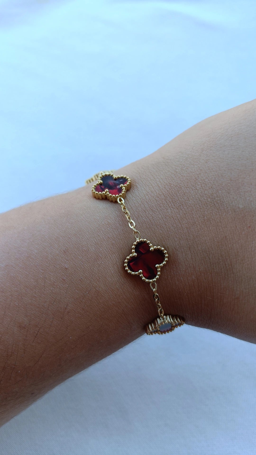 Pulseira de Aço Dourado de 5 Trevos Vermelhos Madrepérola