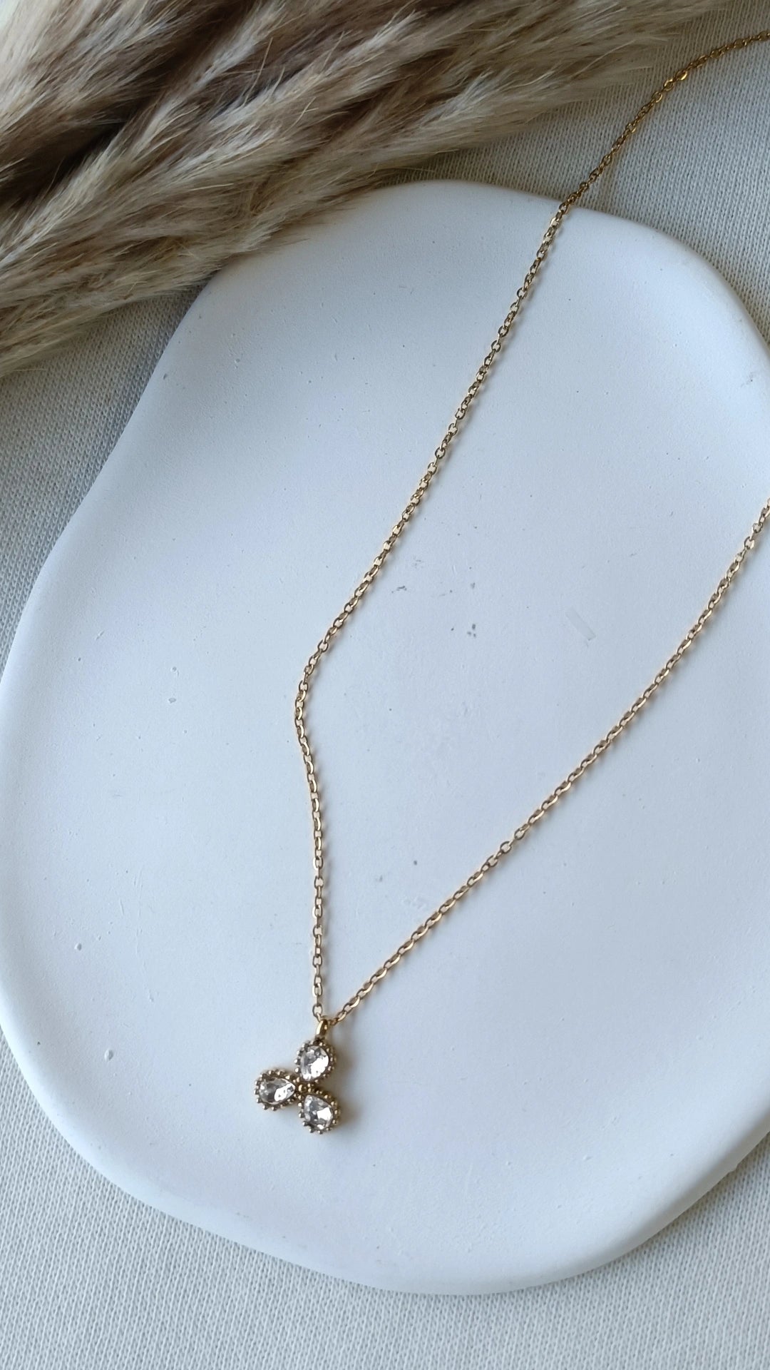 Colar de Aço Dourado com 3 Brilhantes