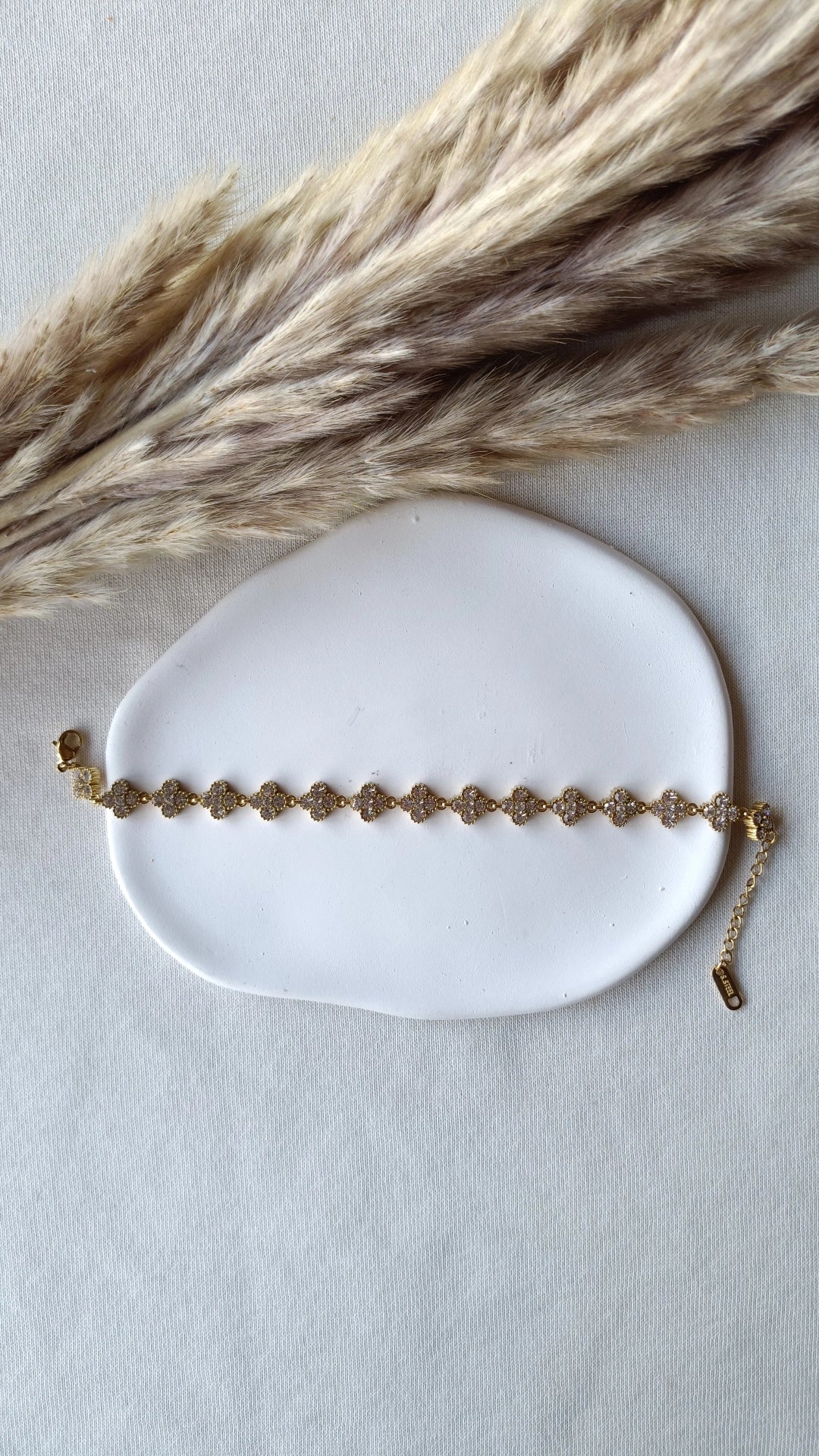 Pulseira de Aço Dourado Inspiração Swarovski de Trevos com Brilhantes Brancos
