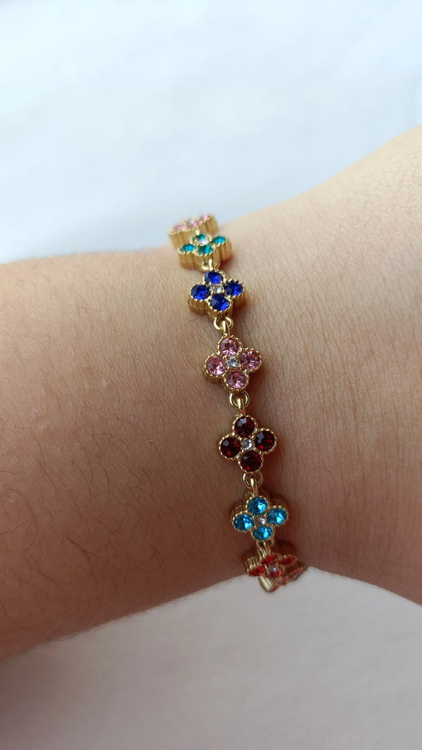 Pulseira de Aço Dourado Inspiração Swarovski de Trevo com Brilhantes Coloridos