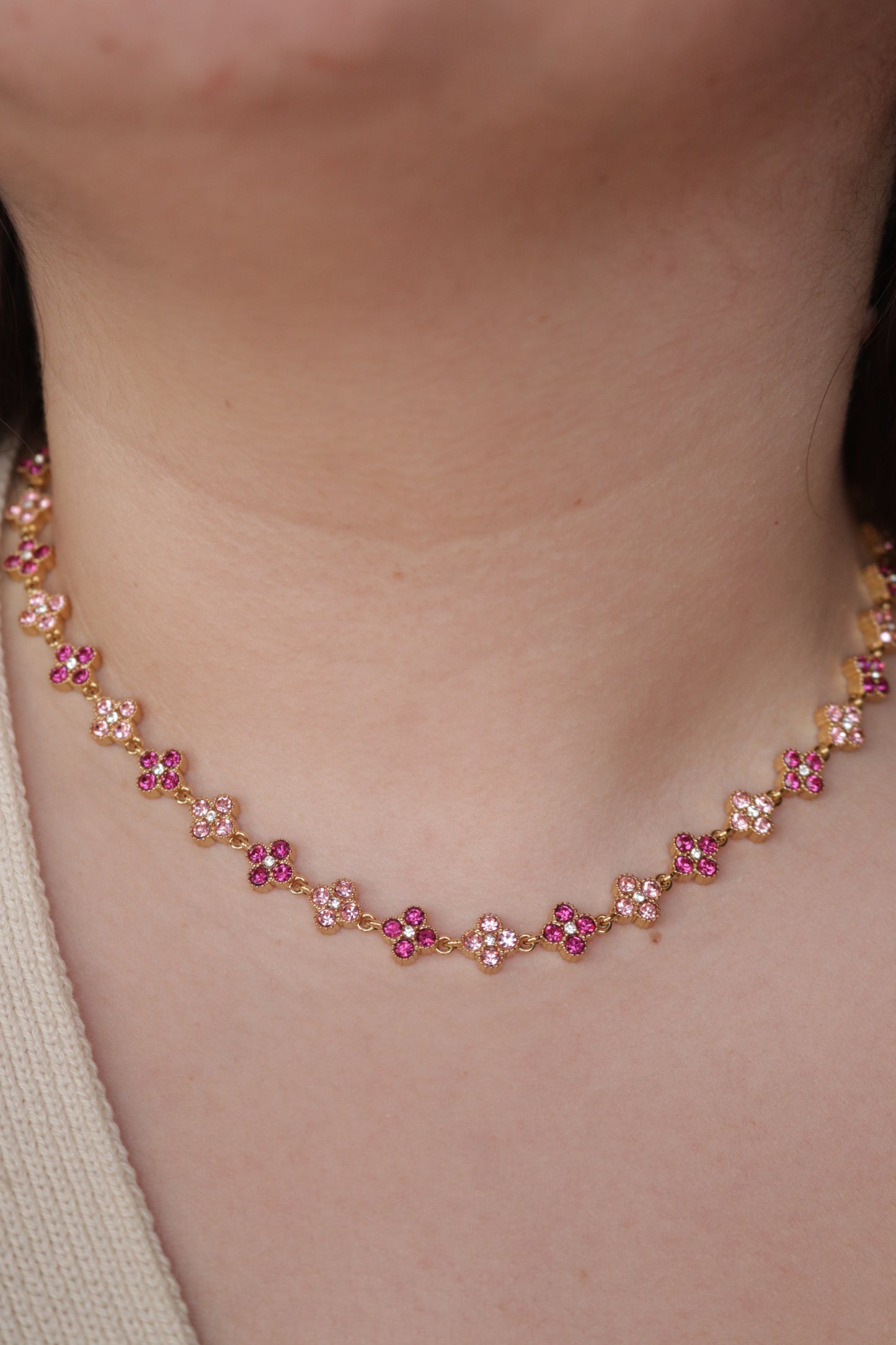 Colar de Aço Dourado Inspiração Swarovski de Trevo com Brilhantes Rosa
