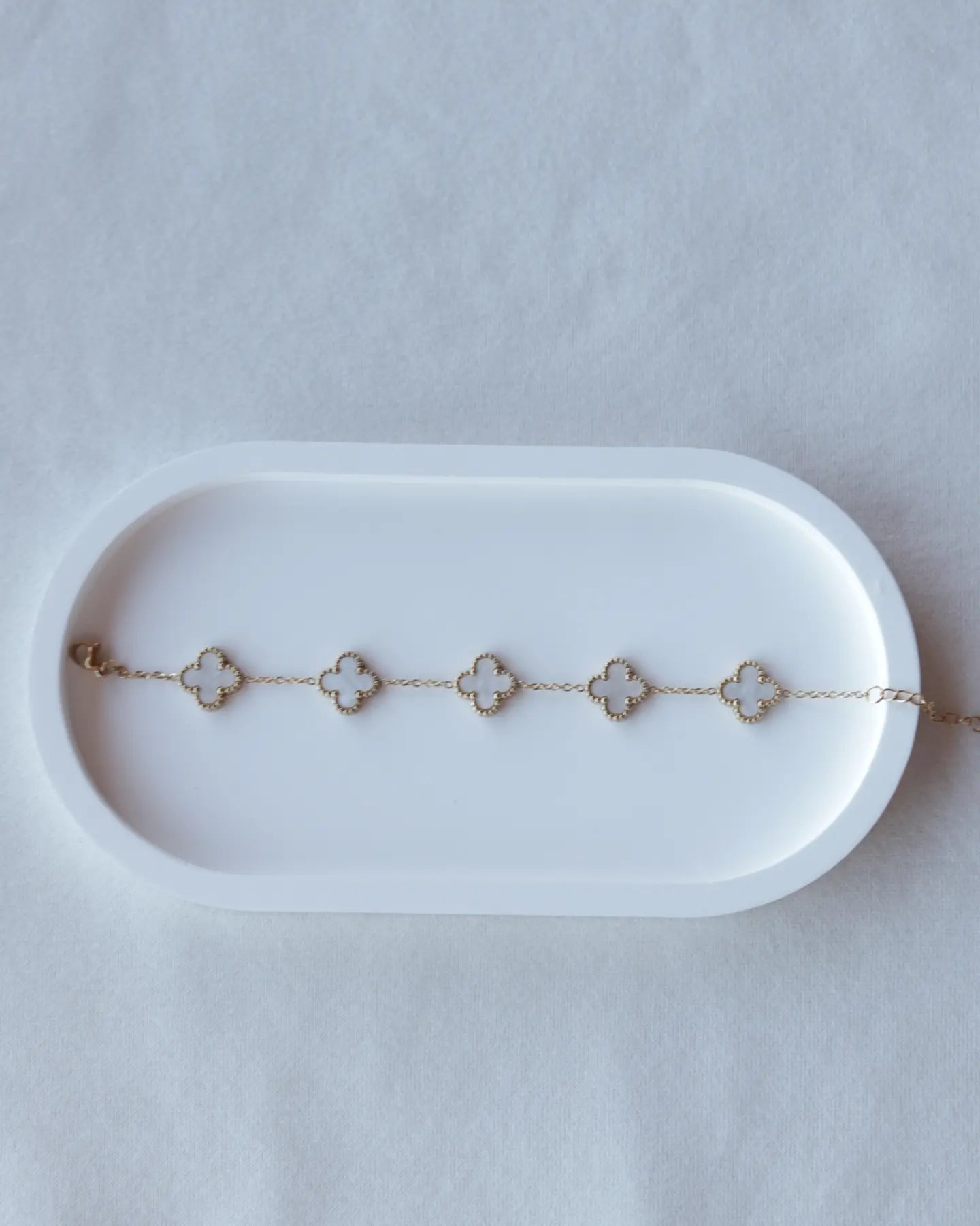 Pulseira de Aço Dourado de 5 Trevos Brancos