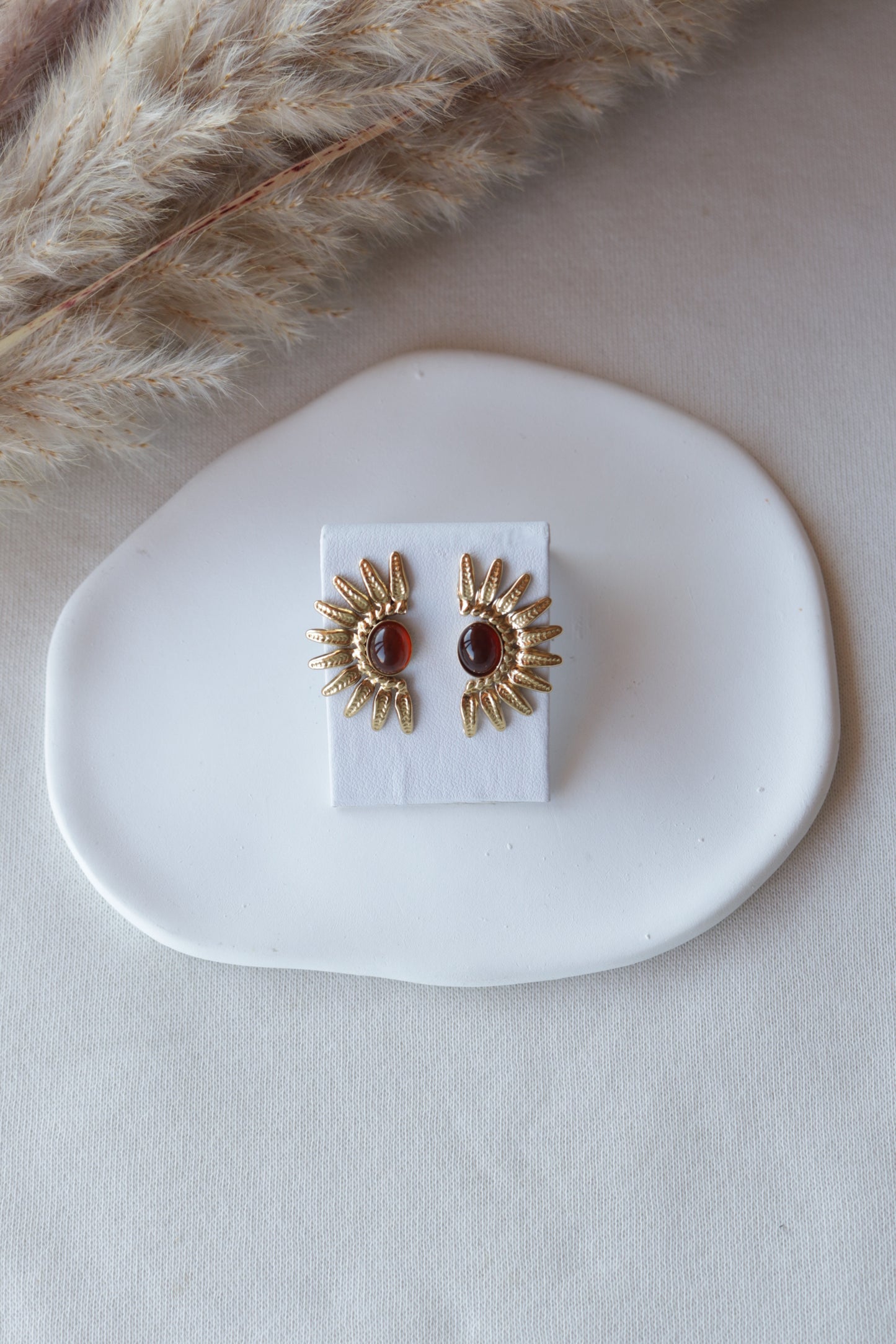 Brincos de Aço Dourado de Meia Flor com Pérola Castanha
