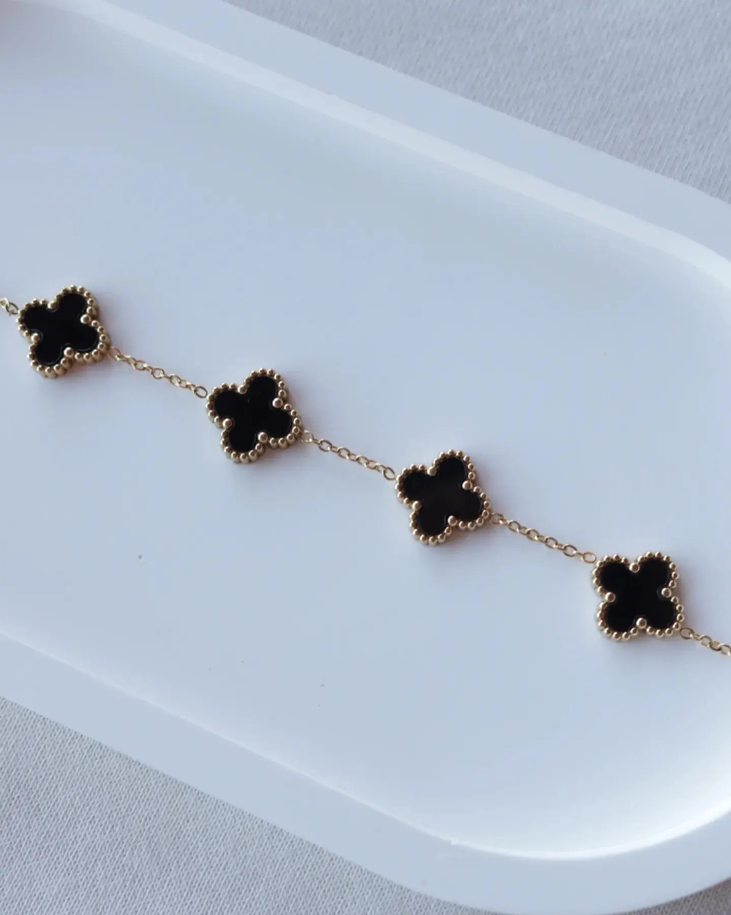 Pulseira de Aço Dourado de 5 Trevos Pretos