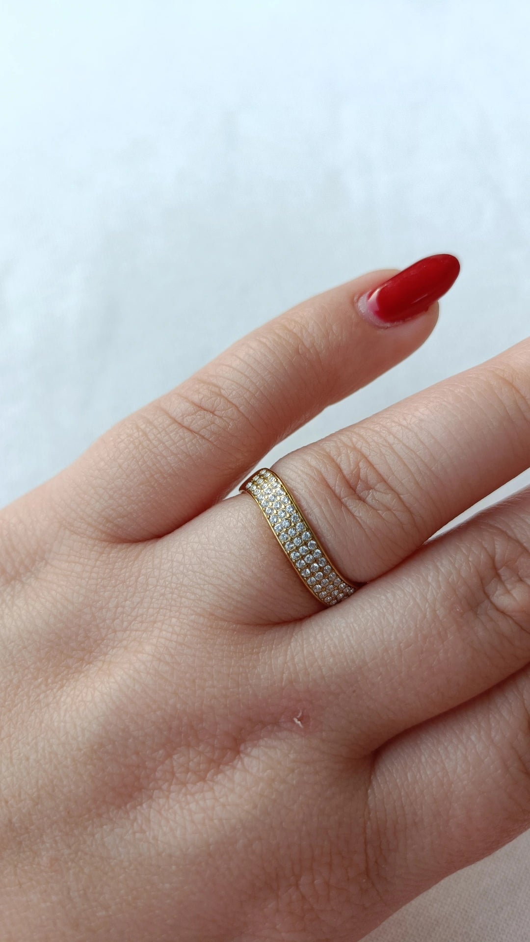 Anel de Aço Dourado Ondulado com Brilhantes