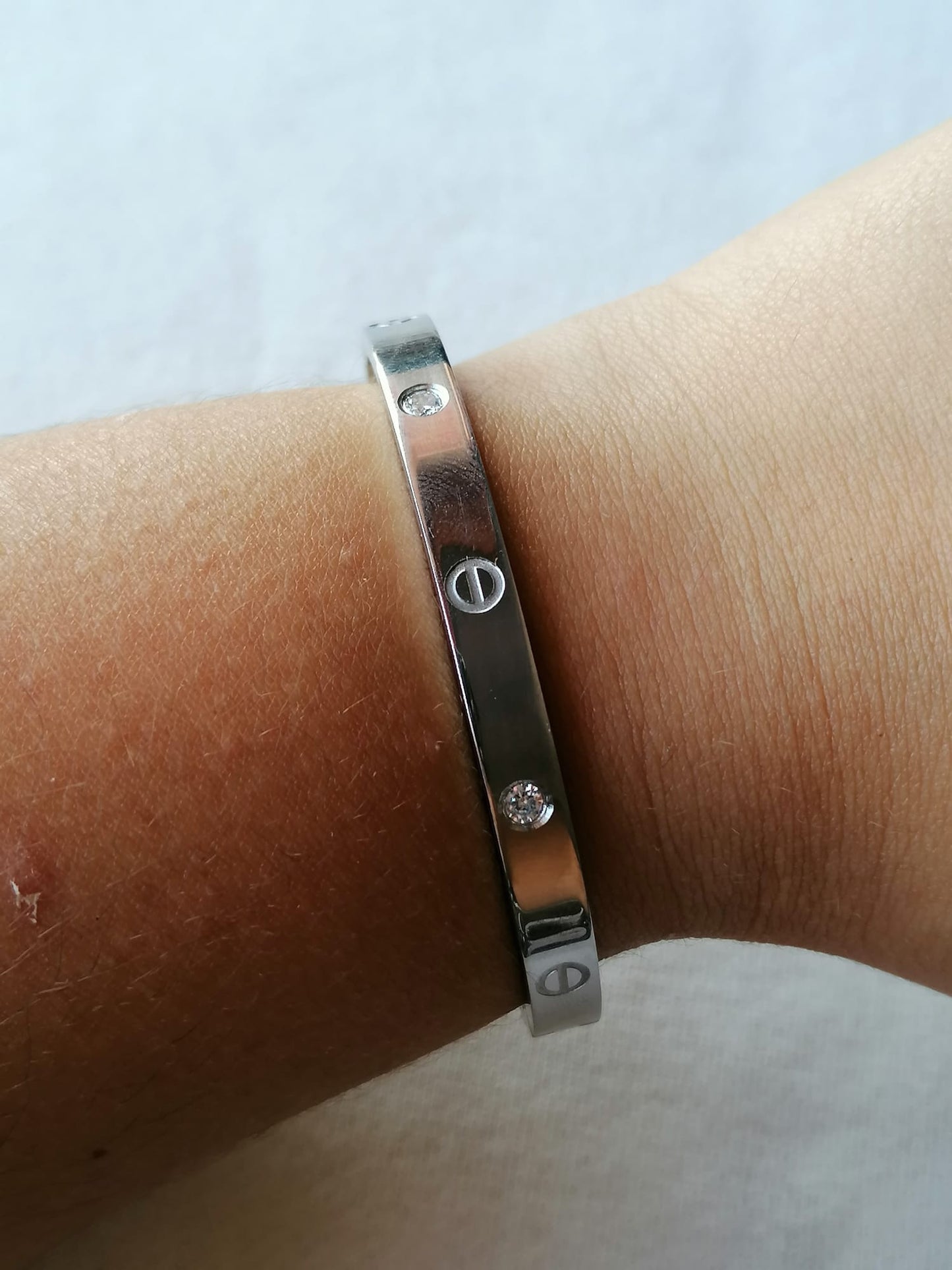 Pulseira de Aço Prateado Rígida com Brilhantes