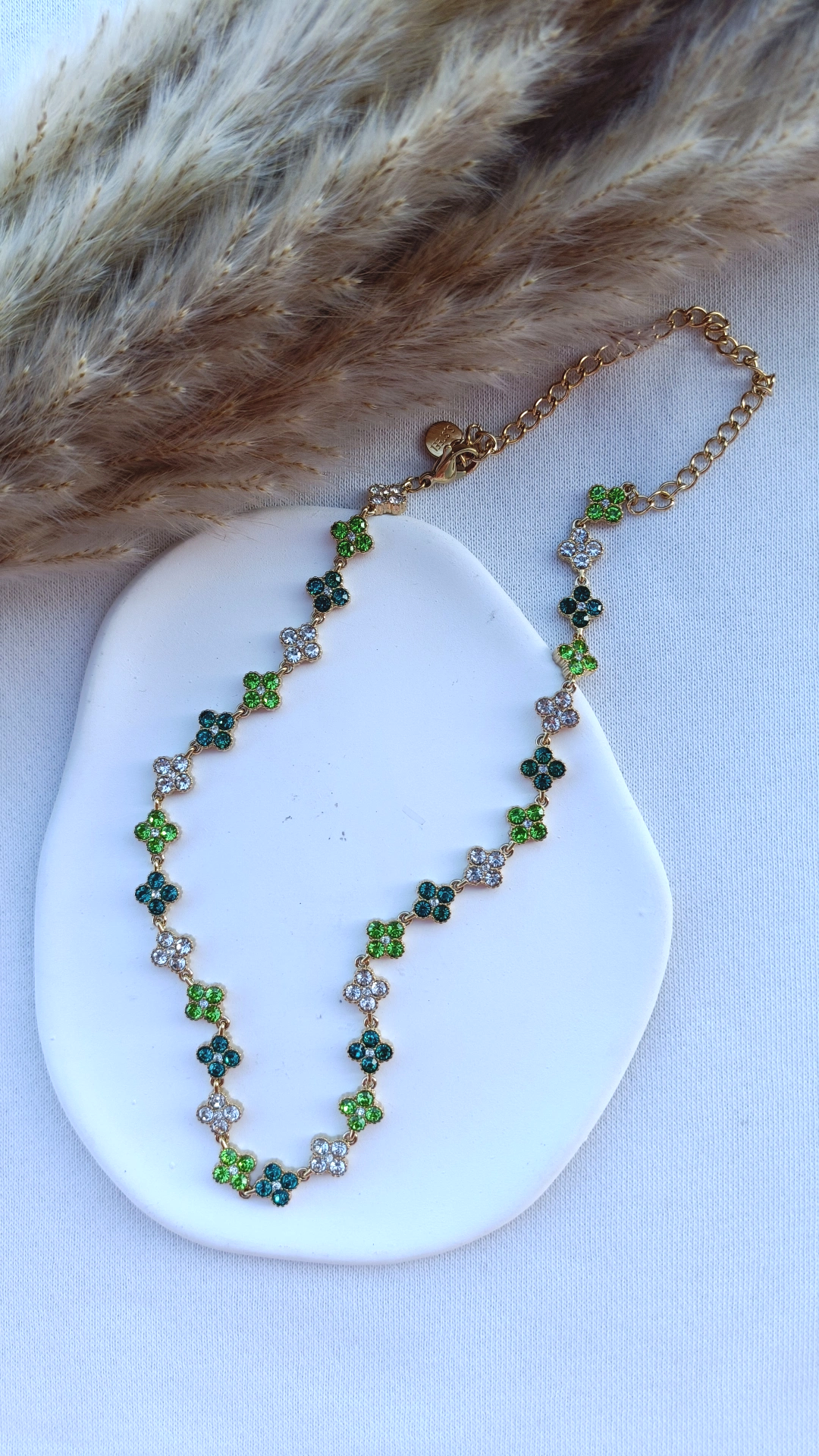 Colar de Aço Dourado Inspiração Swarovski de Trevo com Brilhantes Verdes