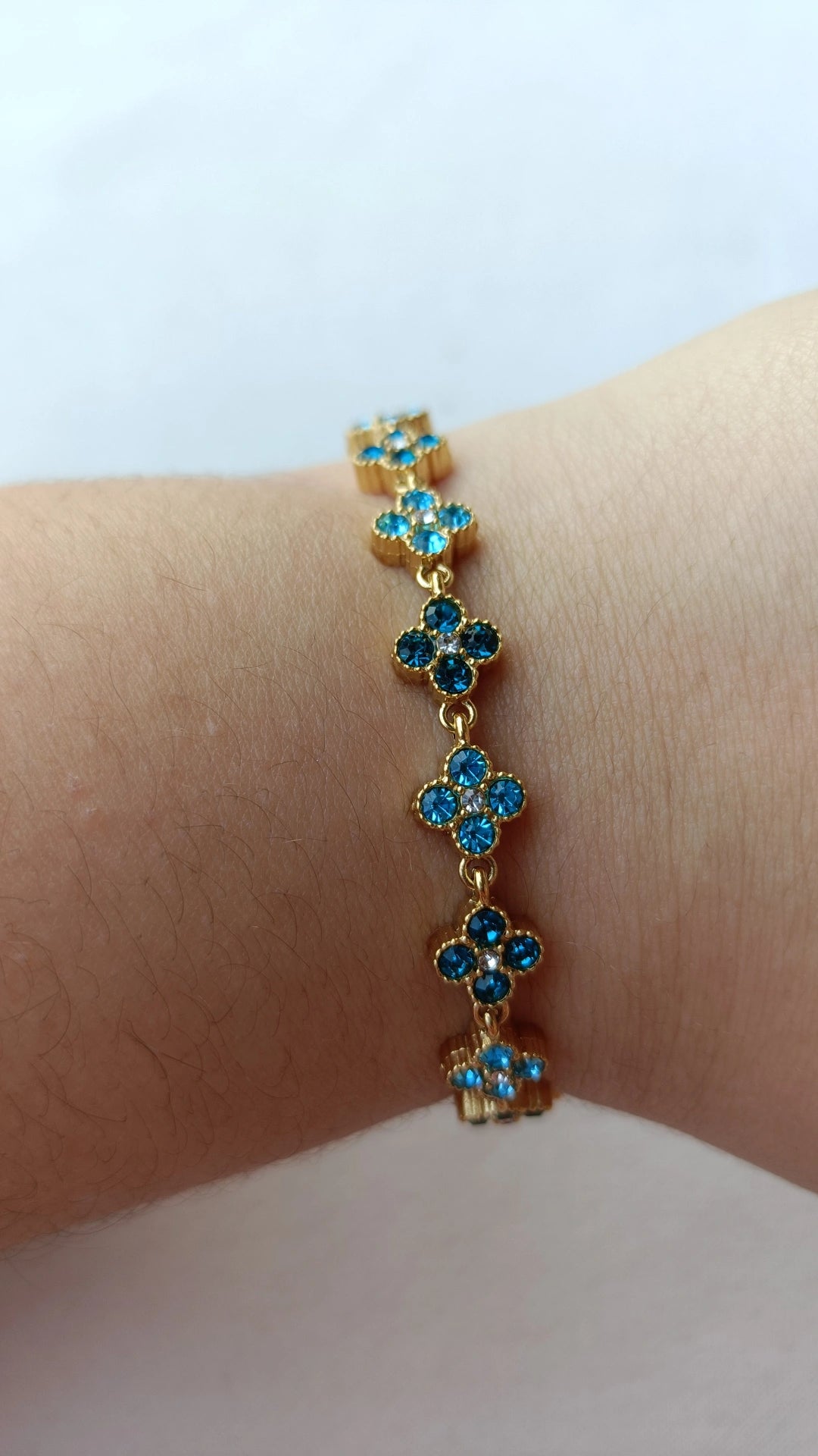 Pulseira de Aço Dourado Inspiração Swarovski de Trevo com Brilhantes Azuis