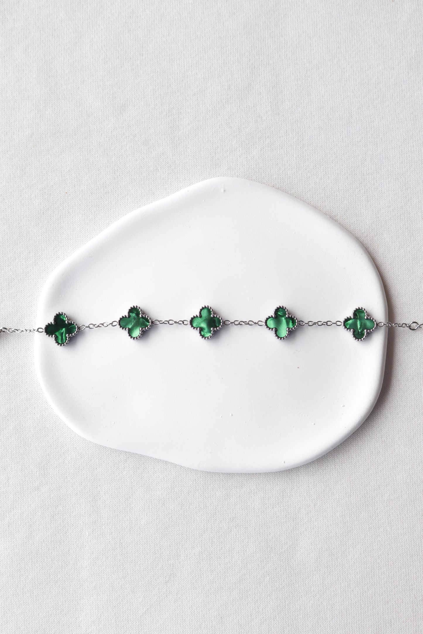 Pulseira de Aço Prateado de 5 Trevos Verdes Madrepérola