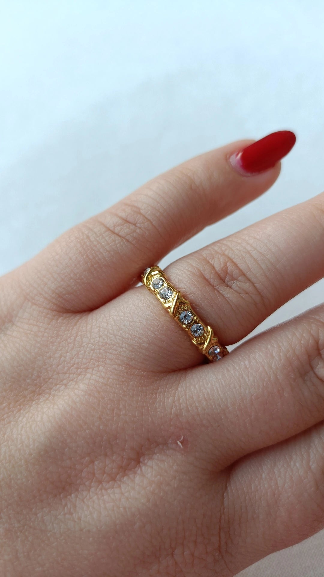 Anel de Aço Dourado com Brilhantes