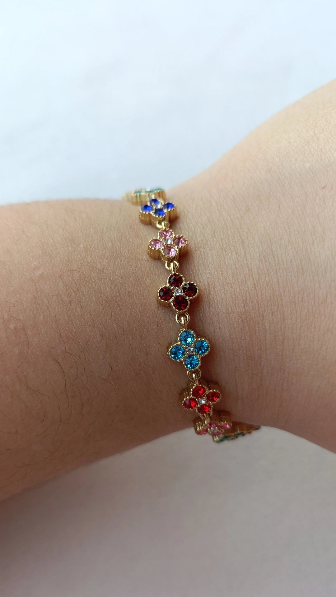 Pulseira de Aço Dourado Inspiração Swarovski de Trevo com Brilhantes Coloridos