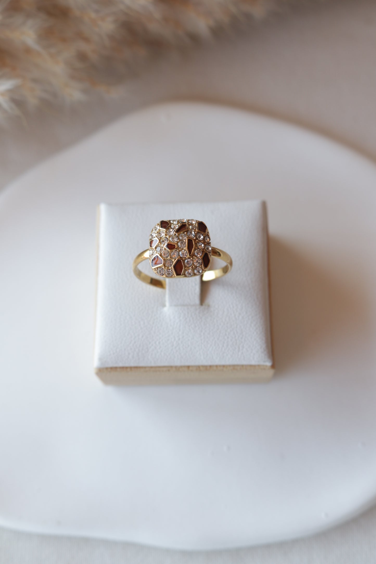 Anel de Aço Dourado com Zircónias Castanhas + Brancas