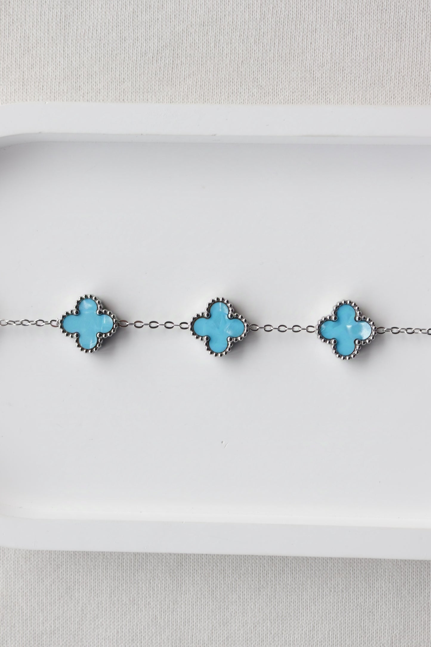 Pulseira de Aço Prateado de 5 Trevos Azuis Madrepérola