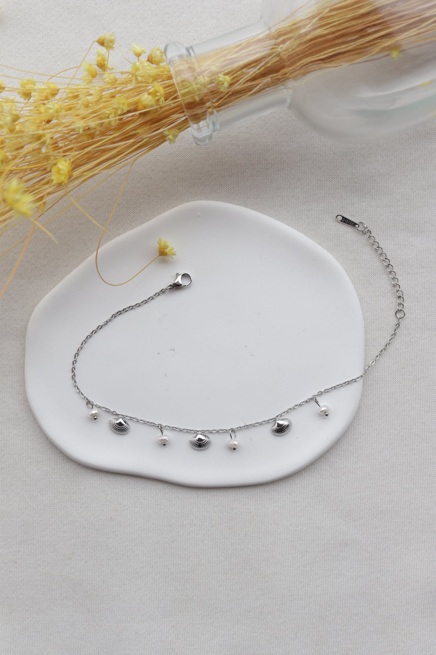 Pulseira de Aço Prateado de Pé com Conchas