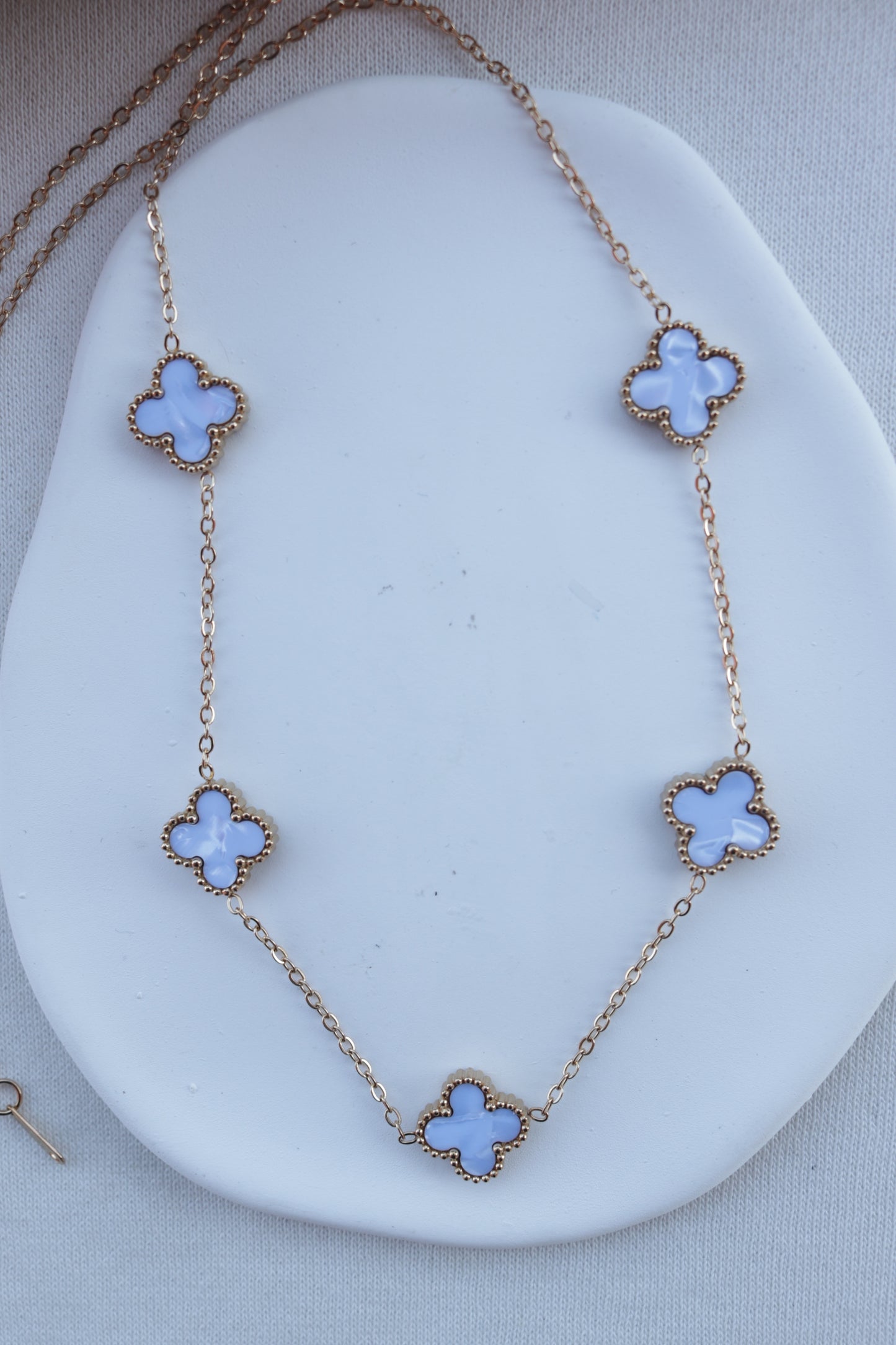 Colar de Aço Dourado de 5 Trevos Azuis Lavanda