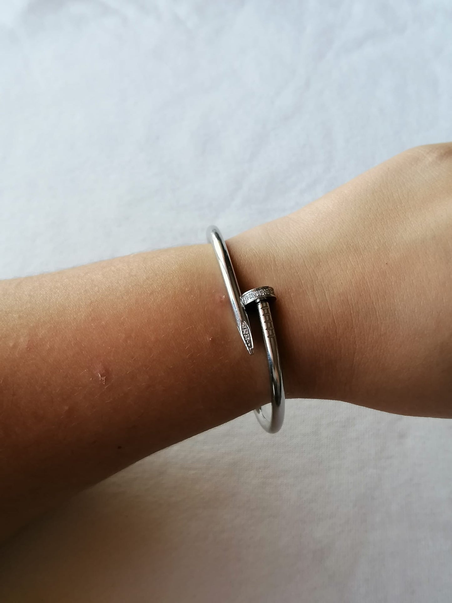 Pulseira de Aço Prateado de Prego com Brilhantes