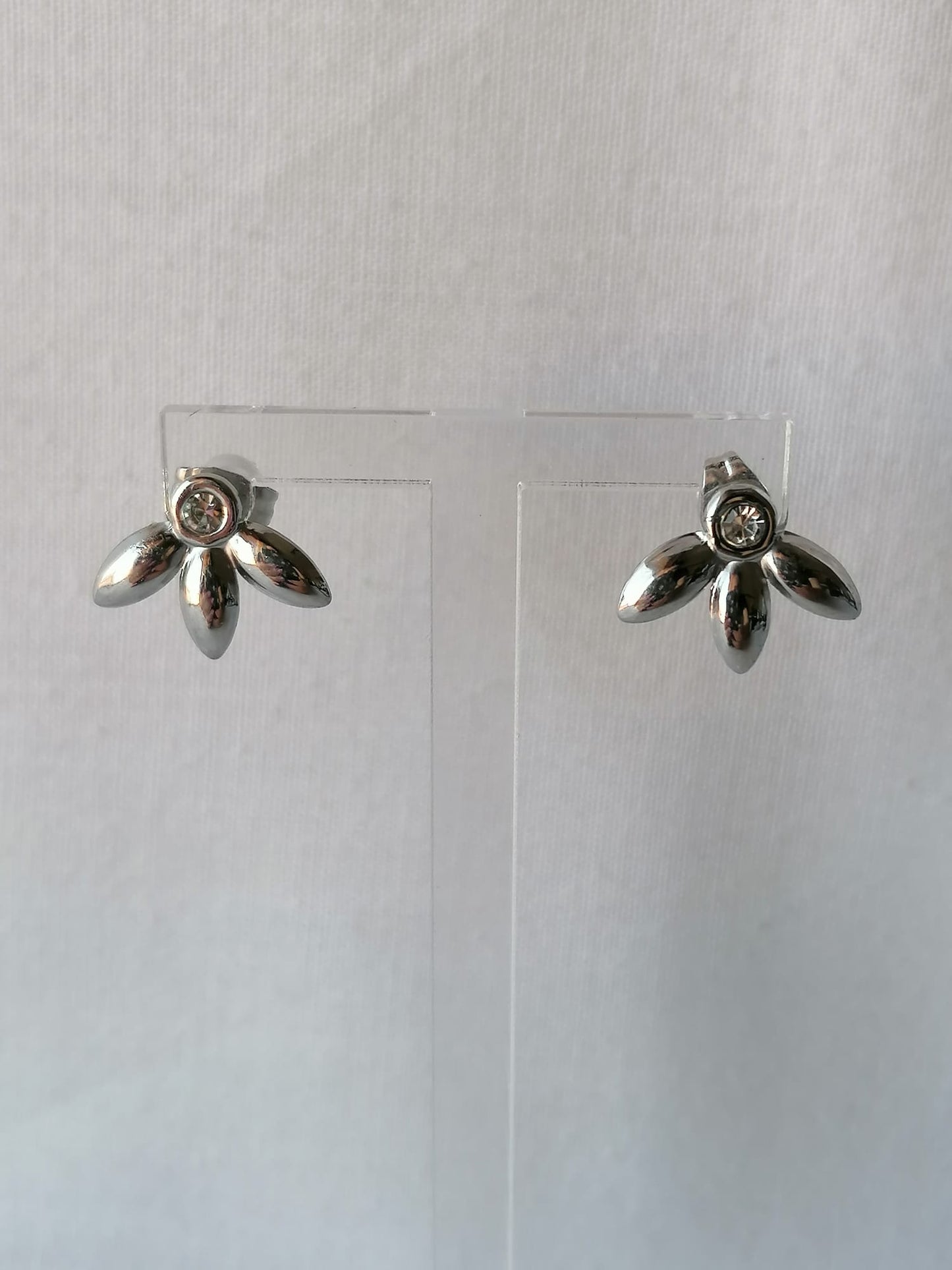 Brincos de Aço Prateado com Flor de 3 Pétalas