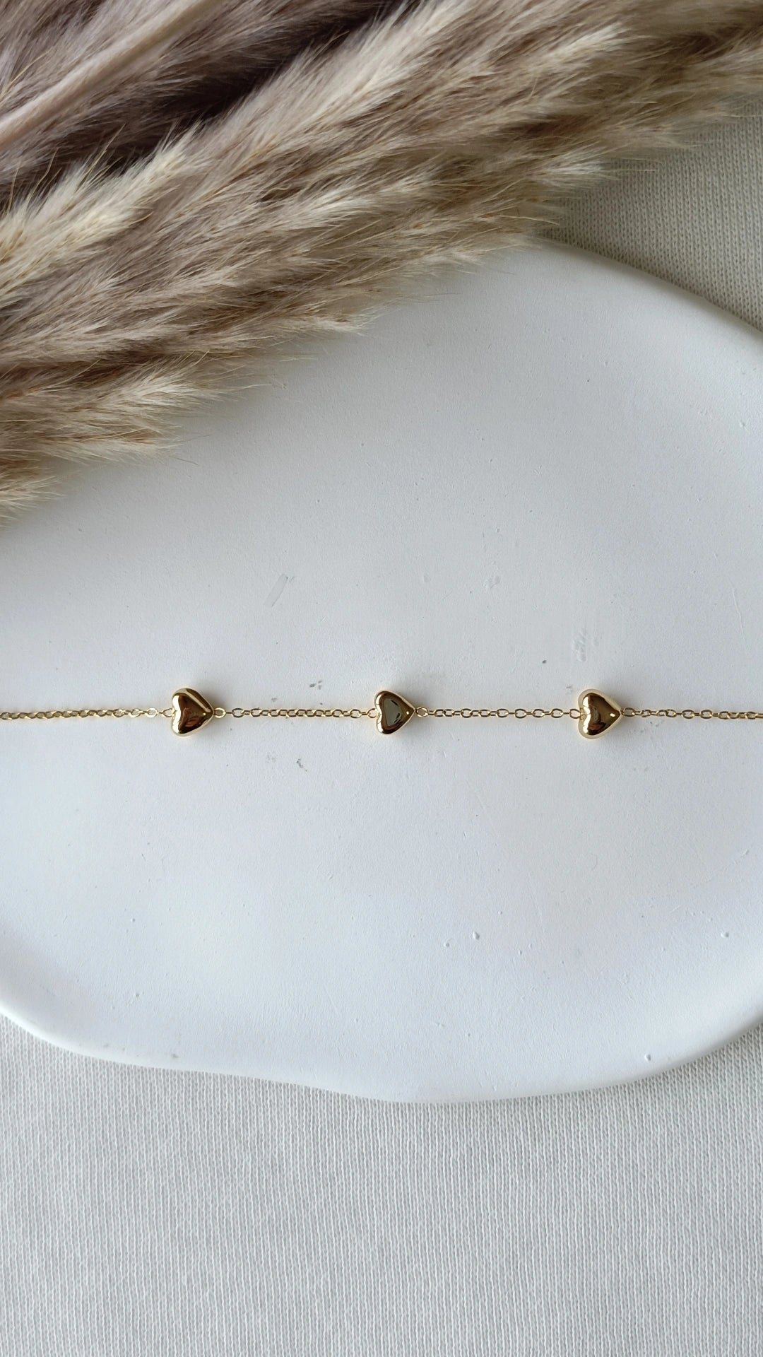 Pulseira de Aço Dourado com 3 Mini Corações