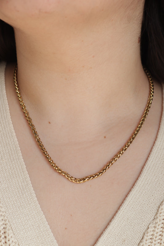 Colar de Aço Dourado Entrelaçado