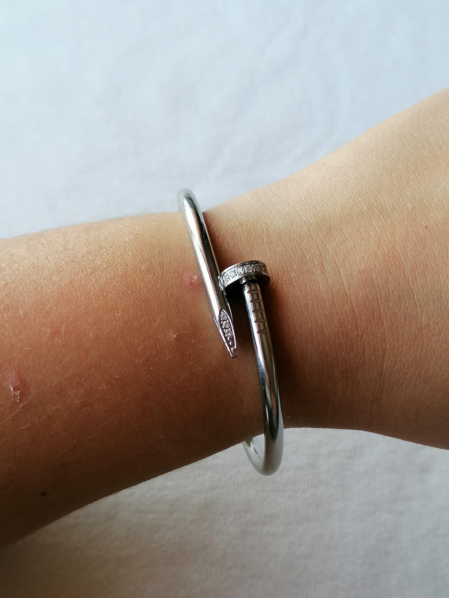 Pulseira de Aço Prateado de Prego com Brilhantes