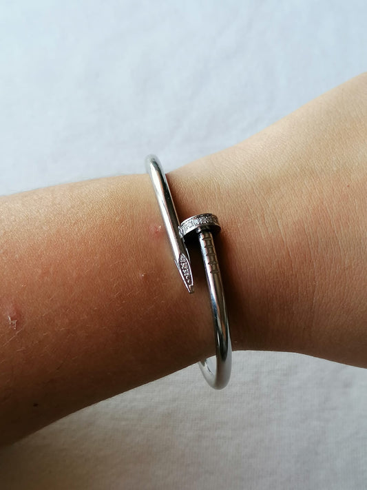 Pulseira de Aço Prateado de Prego com Brilhantes