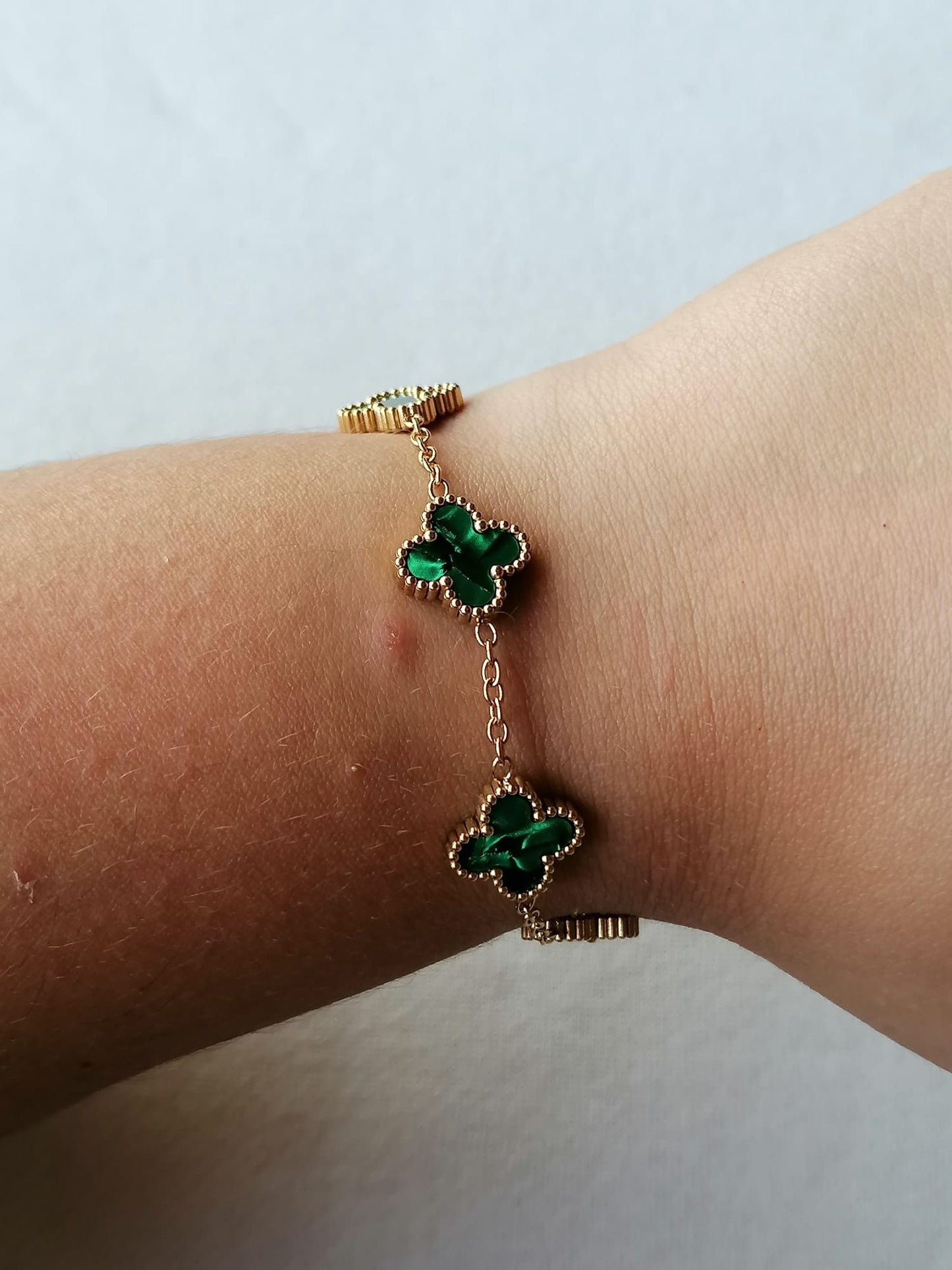 Pulseira de Aço Dourado de 5 Trevos Verdes Madrepérola