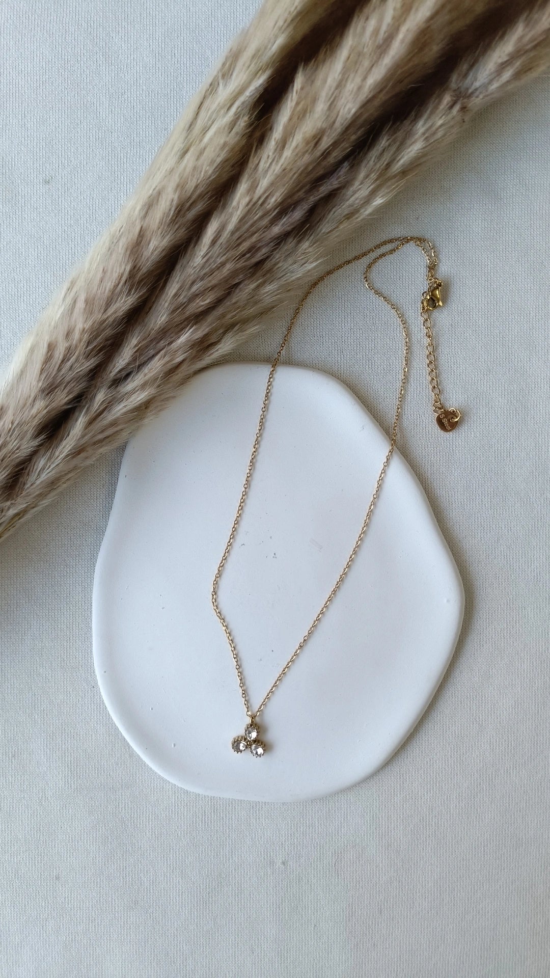 Colar de Aço Dourado com 3 Brilhantes