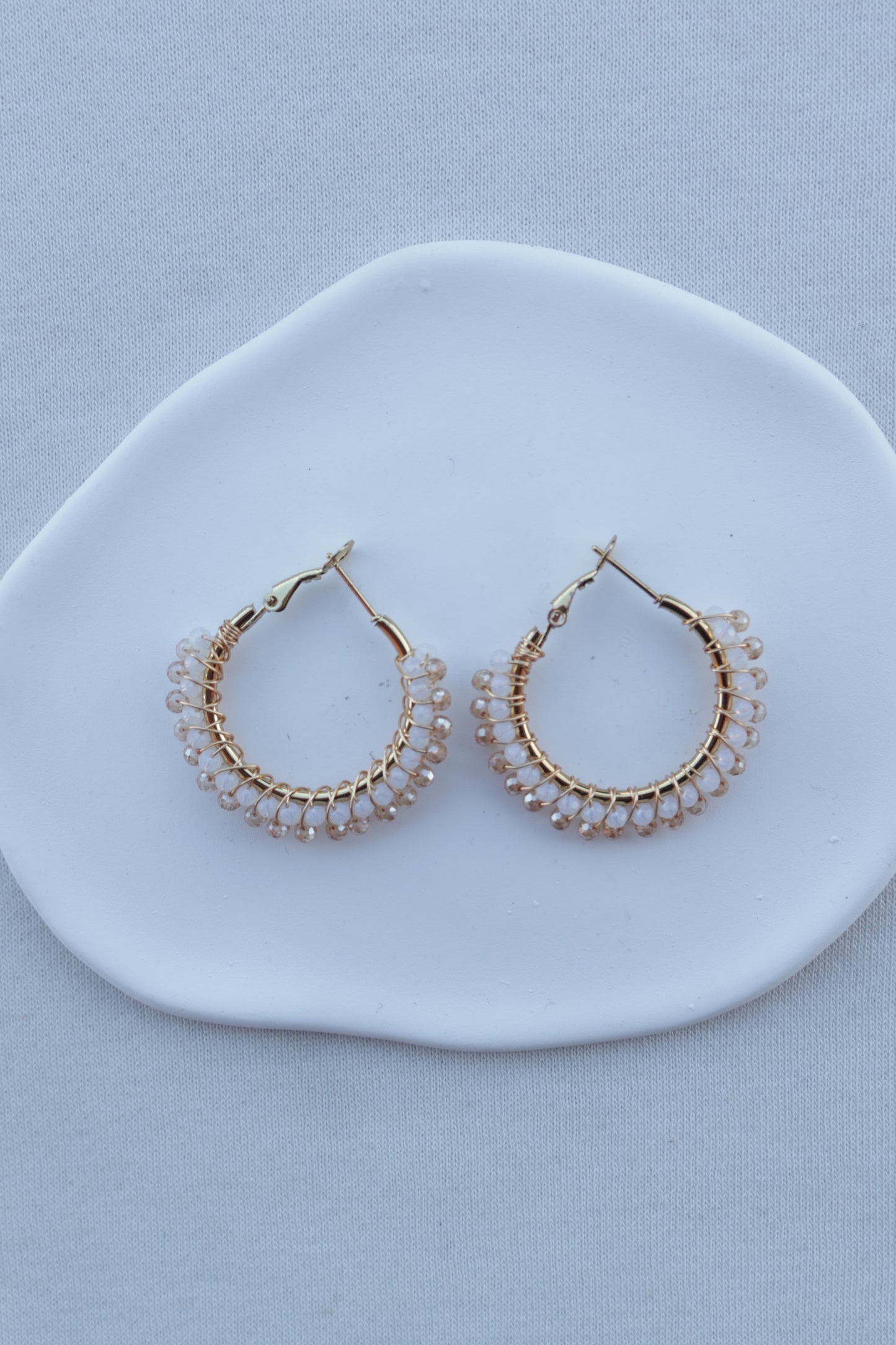 Argolas de Aço Dourado com Missangas de Dupla Cor