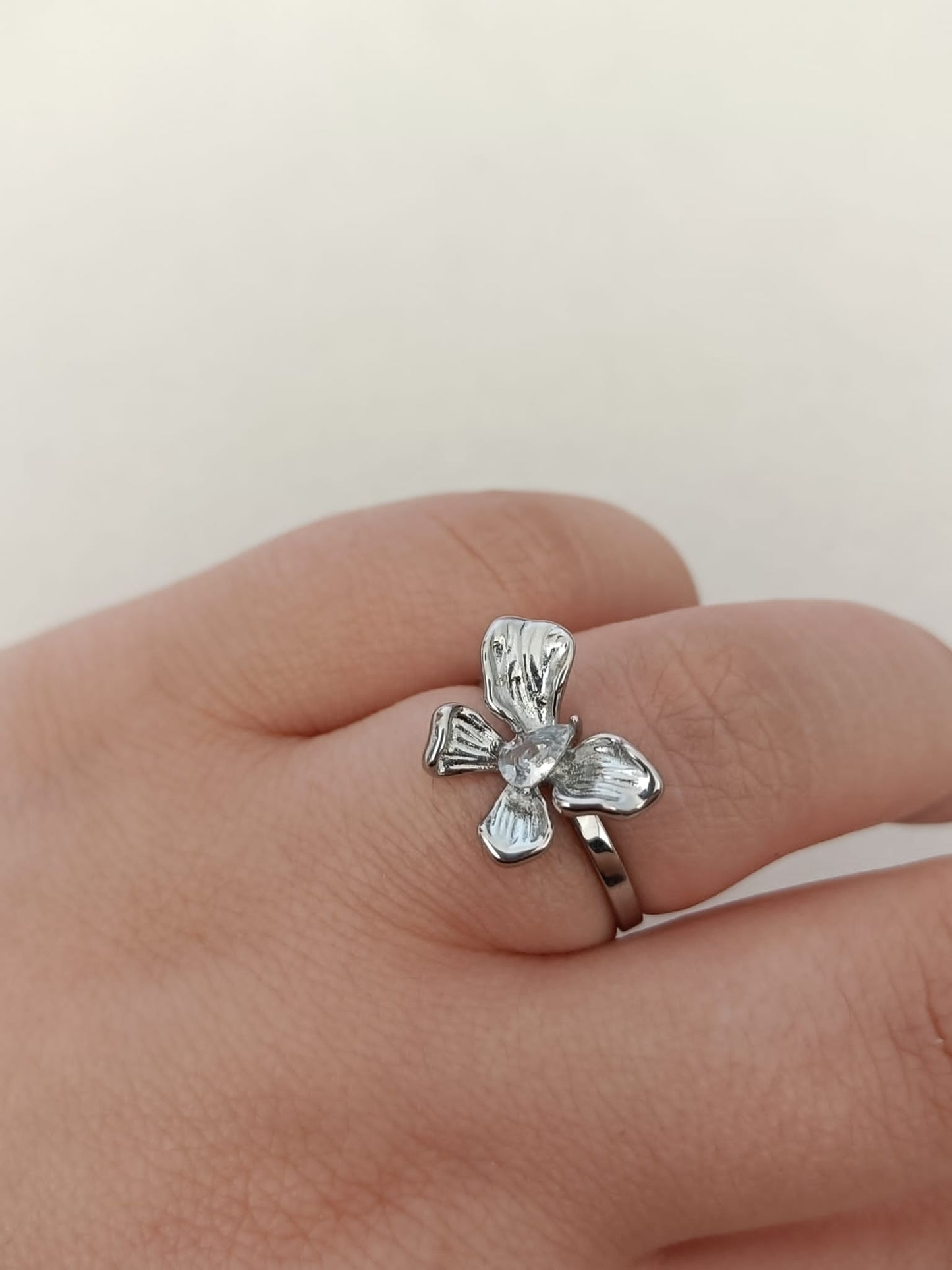 Anel de Aço Prateado de Flor Irregular com Zircónica