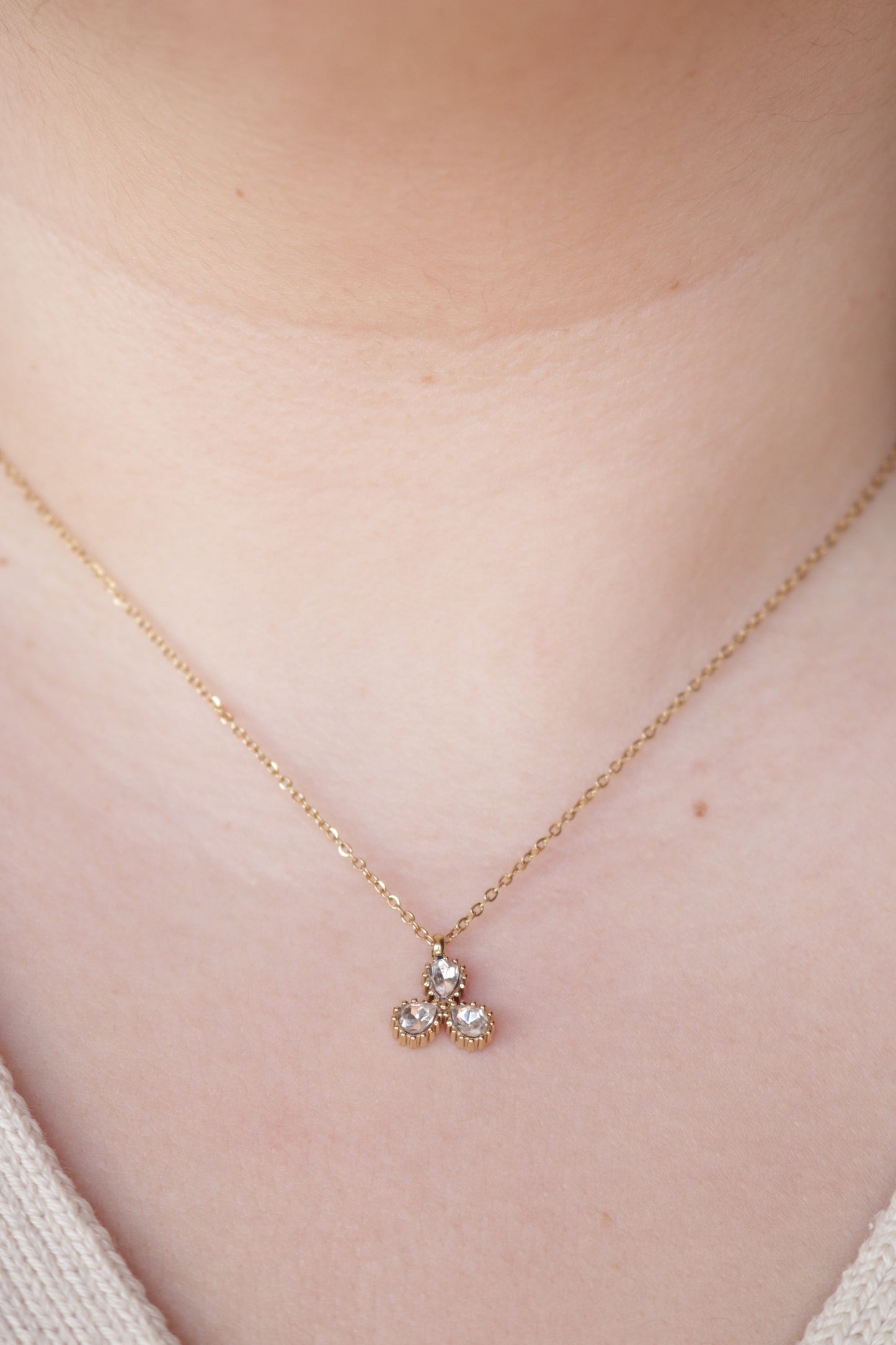 Colar de Aço Dourado com 3 Brilhantes
