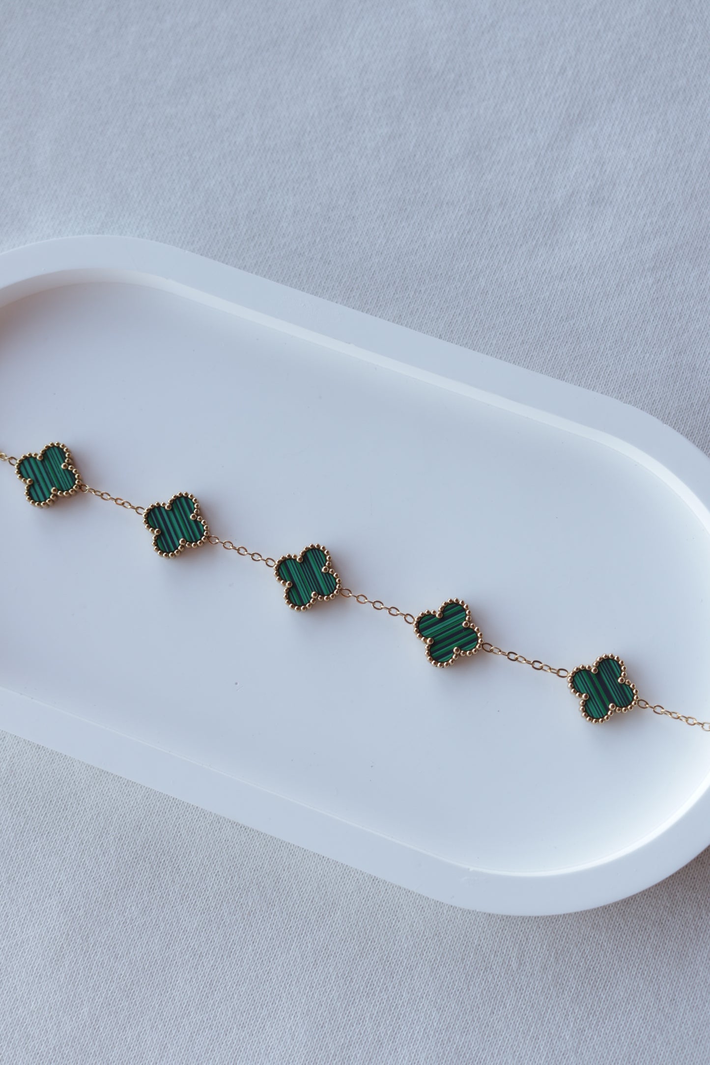 Pulseira de Aço Dourado de 5 Trevos Verdes