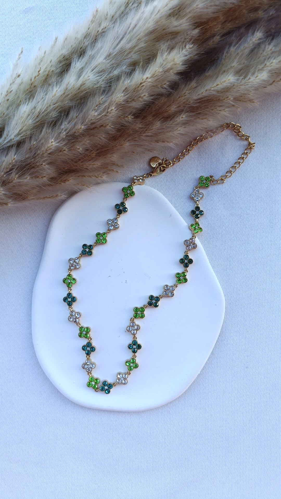 Colar de Aço Dourado Inspiração Swarovski de Trevo com Brilhantes Verdes