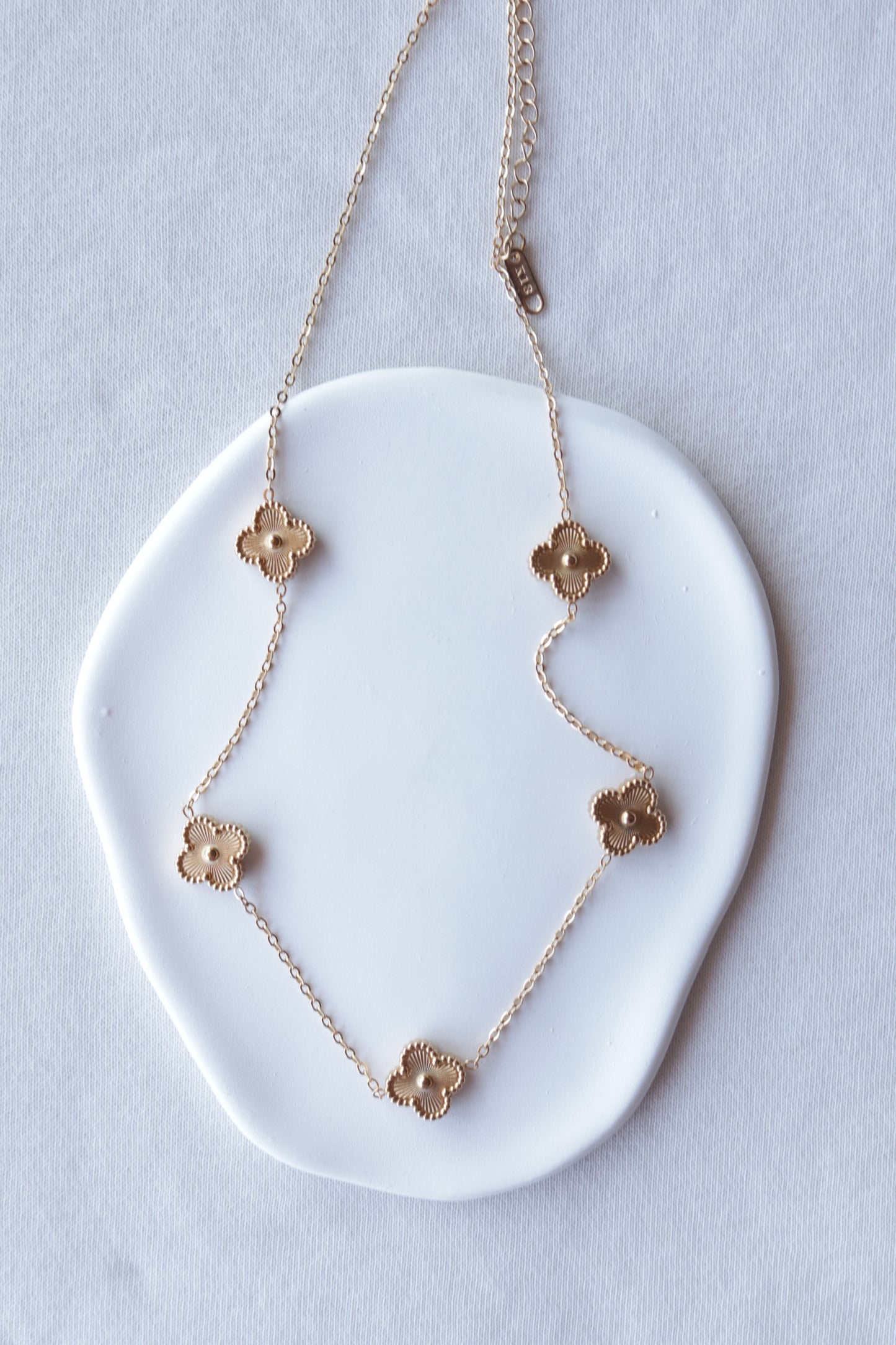Colar de Aço Dourado de 5 Trevos