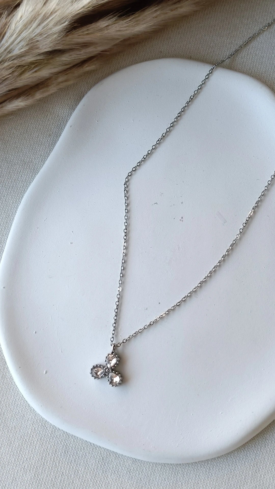 Colar de Aço Prateado com 3 Brilhantes