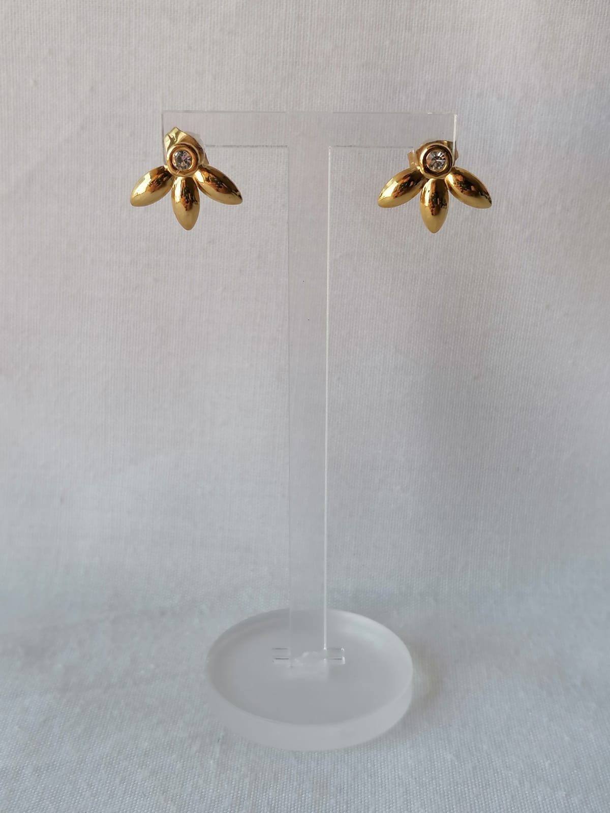 Brincos de Aço Dourado com Flor de 3 Pétalas