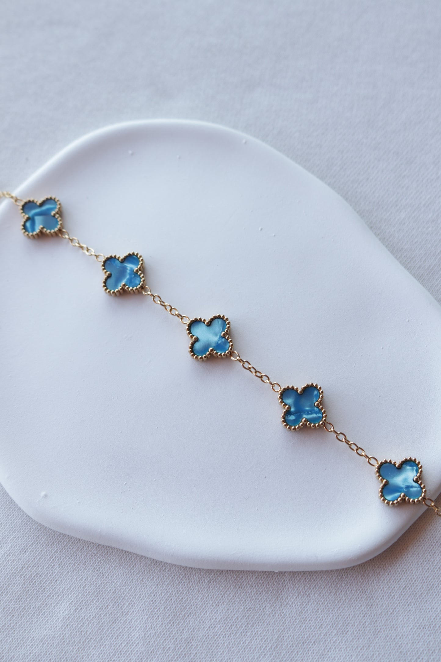 Pulseira de Aço Dourado de 5 Trevos Azul Madrepérola