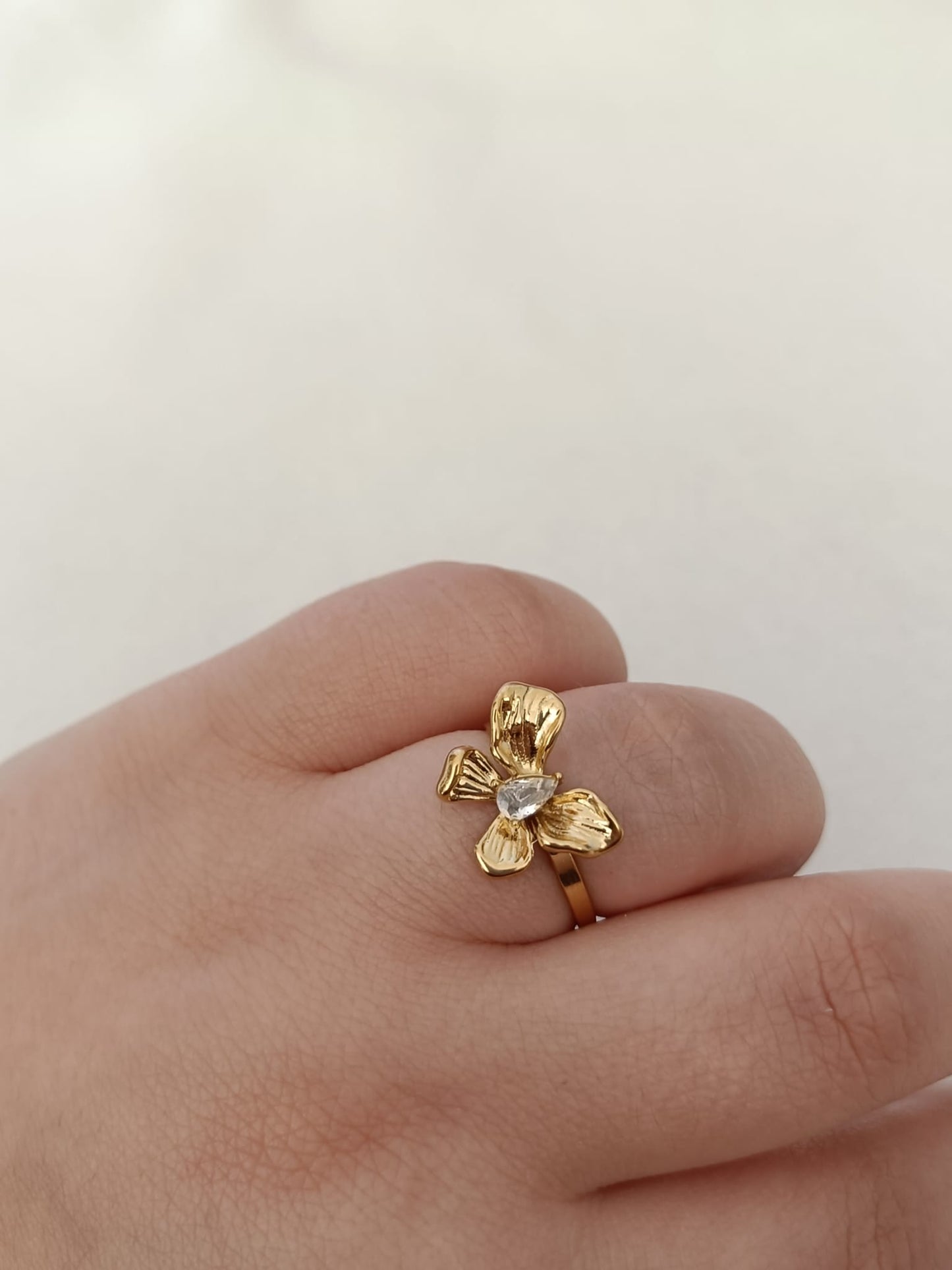 Anel de Aço Dourado de Flor Irregular com Zircónica