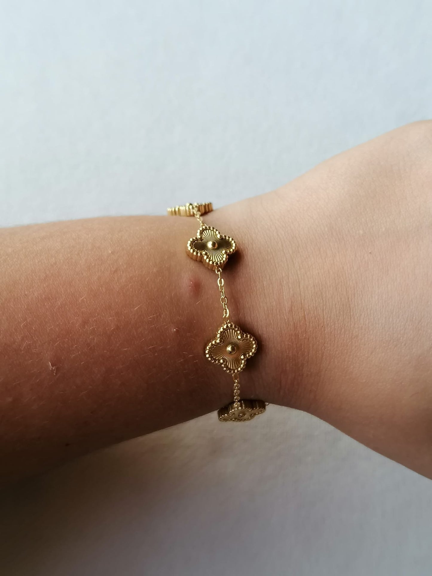 Pulseira de Aço Dourado de 5 Trevos