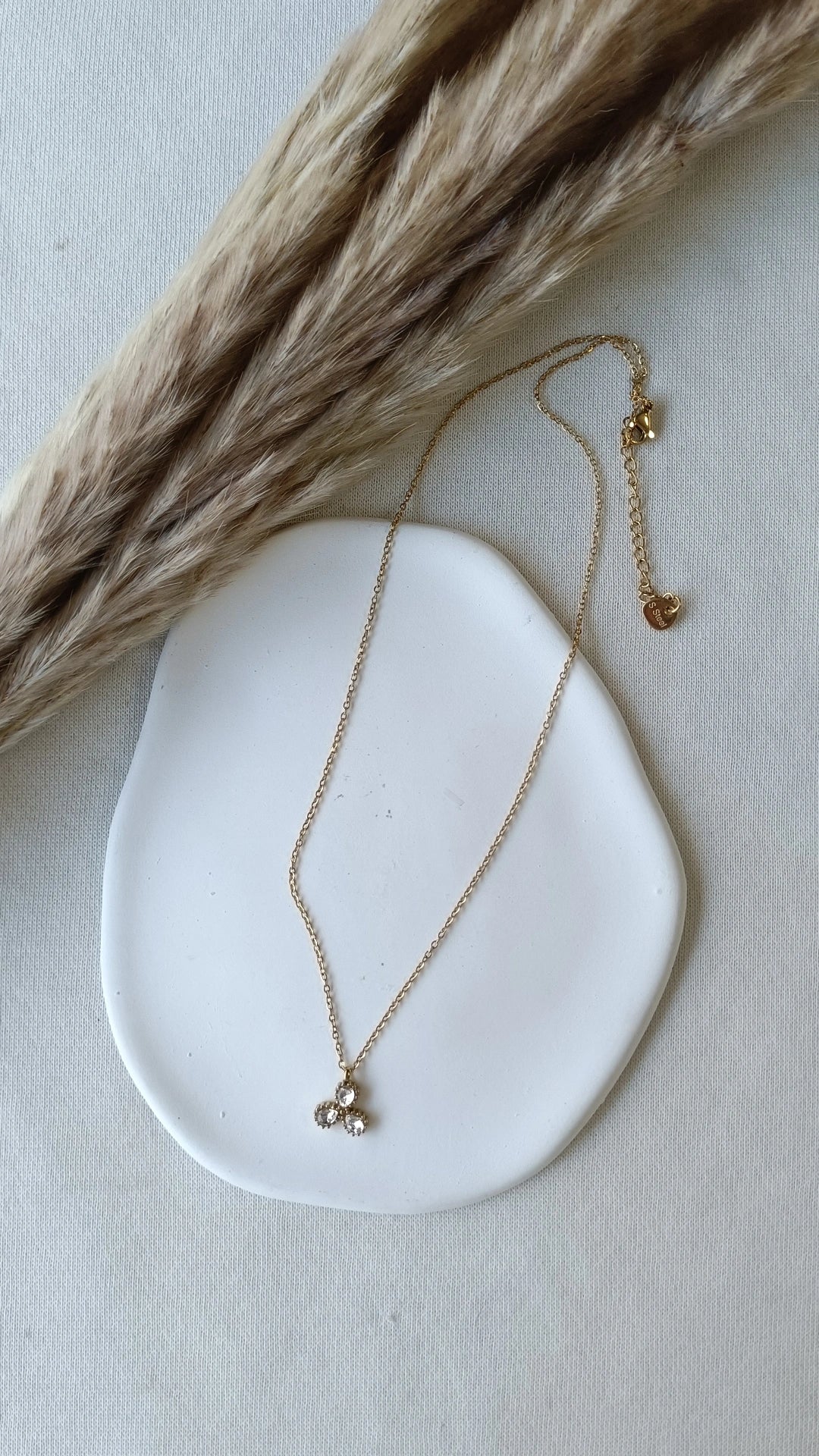 Colar de Aço Dourado com 3 Brilhantes