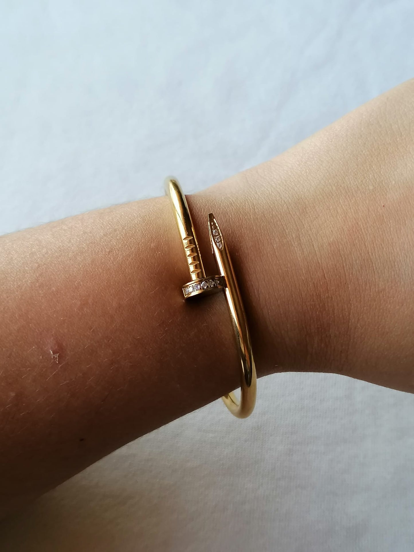 Pulseira de Aço Dourado de Prego com Brilhantes