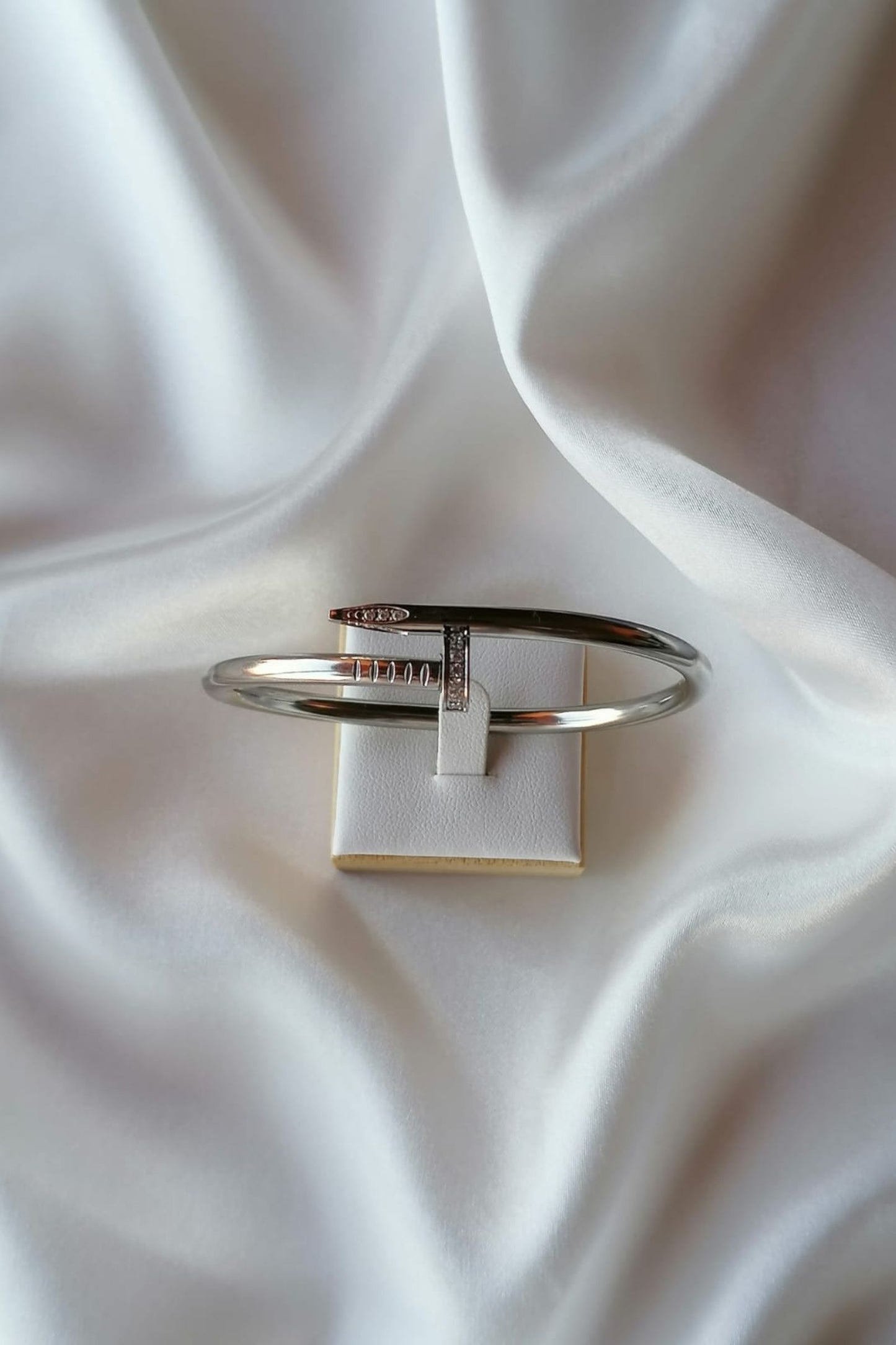 Pulseira de Aço Prateado de Prego com Brilhantes