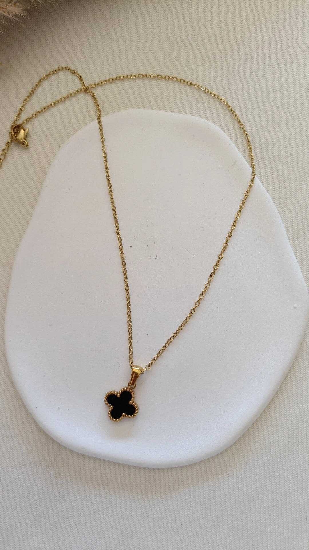 Colar de Aço Dourado de Trevo Preto