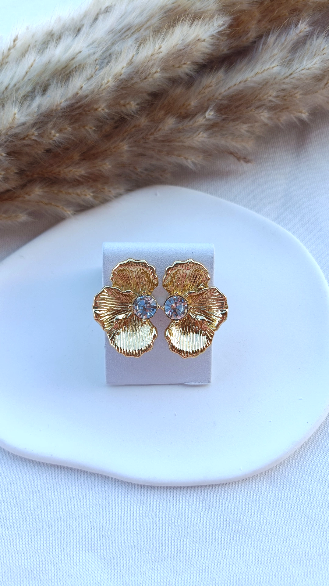 Brincos de Aço Dourado de Meia Flor com Zircónia
