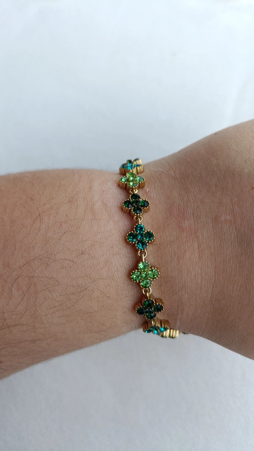 Pulseira de Aço Dourado Inspiração Swarovski de Trevo com Brilhantes Verdes