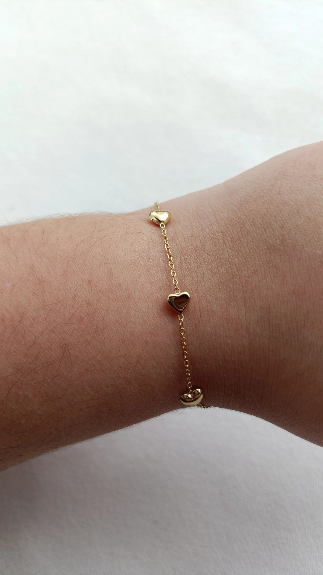 Pulseira de Aço Dourado com 3 Mini Corações