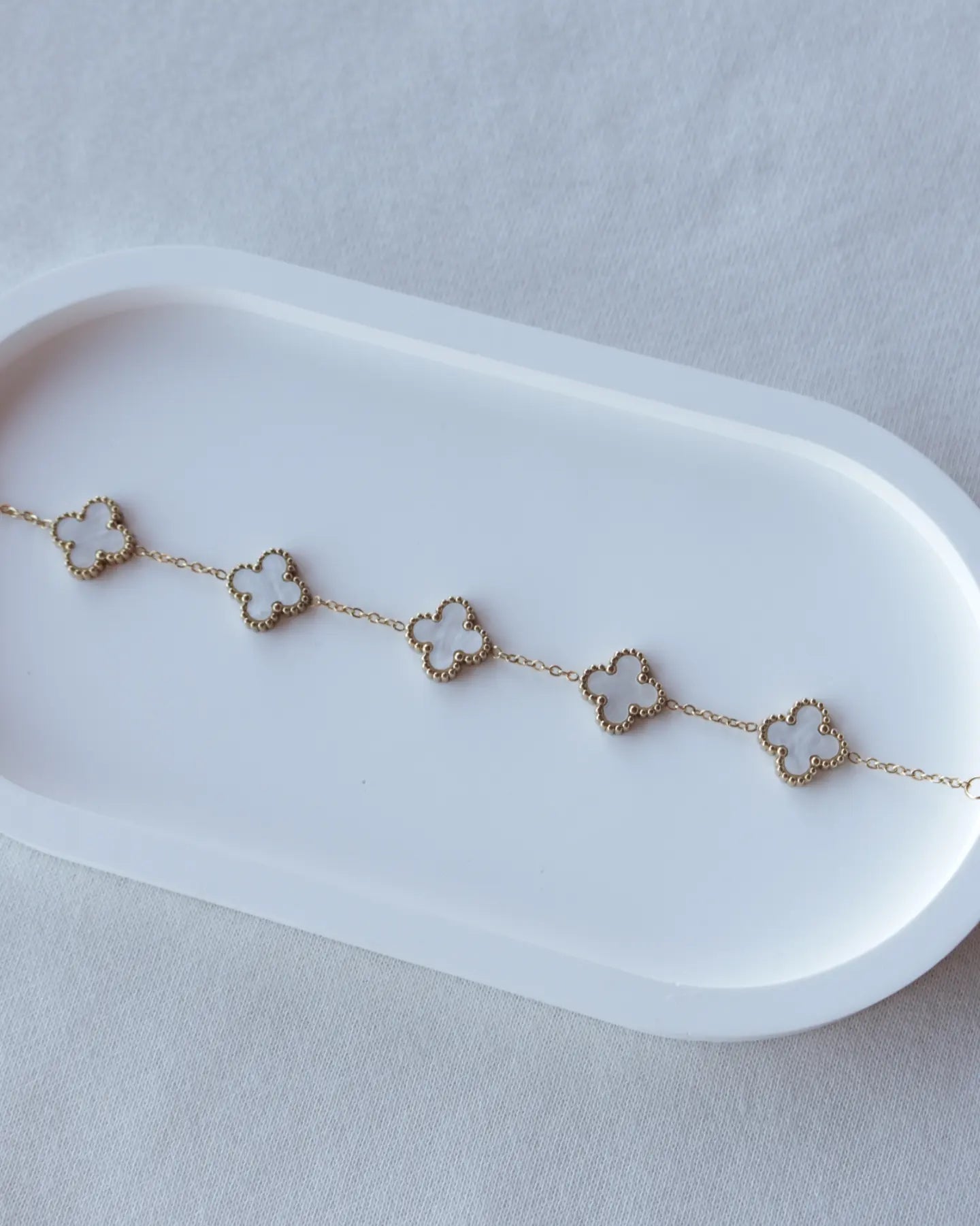 Pulseira de Aço Dourado de 5 Trevos Brancos