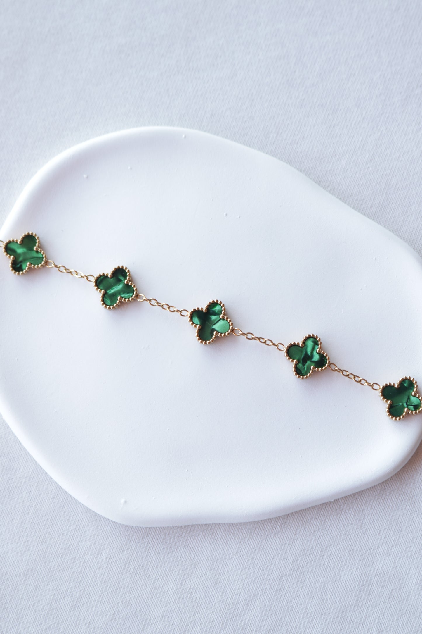 Pulseira de Aço Dourado de 5 Trevos Verdes Madrepérola