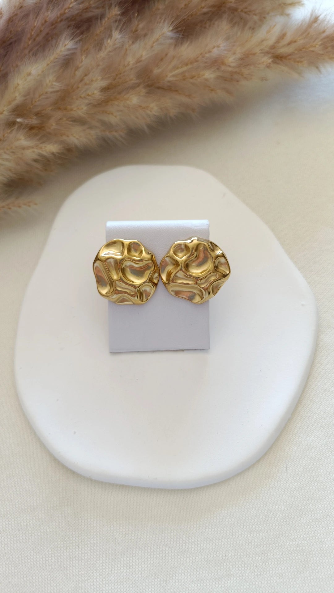 Brincos de Aço Dourado com Textura Irregular