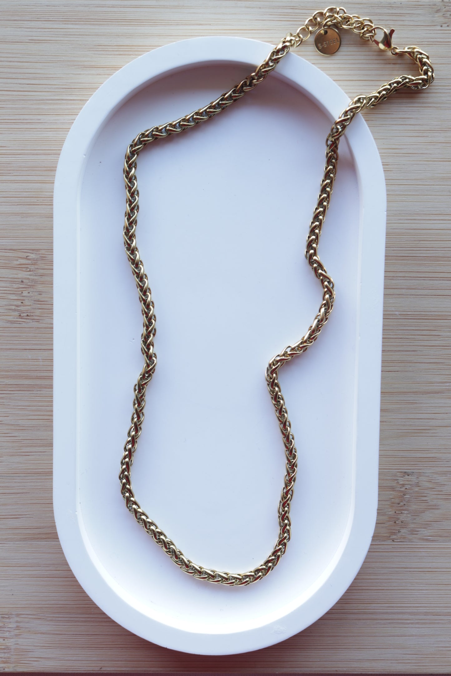 Colar de Aço Dourado Entrelaçado