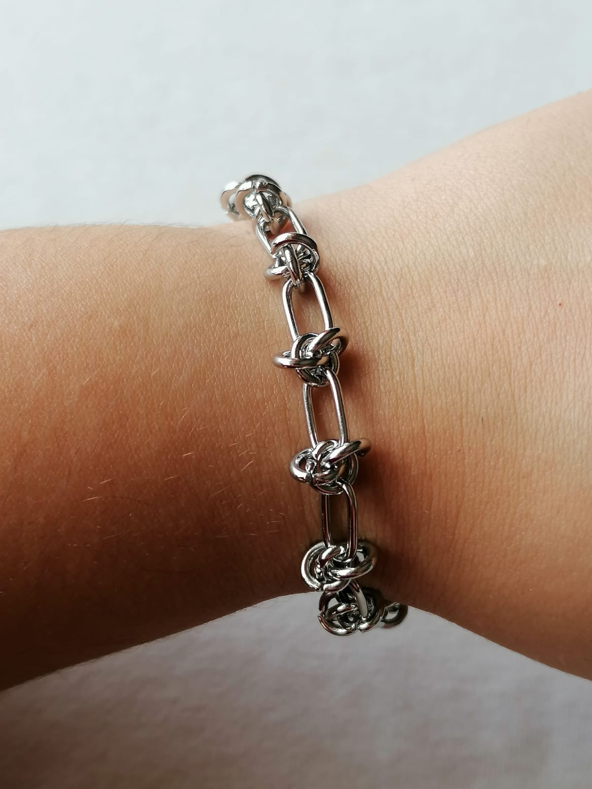 Pulseira de Aço Prateado de Nós